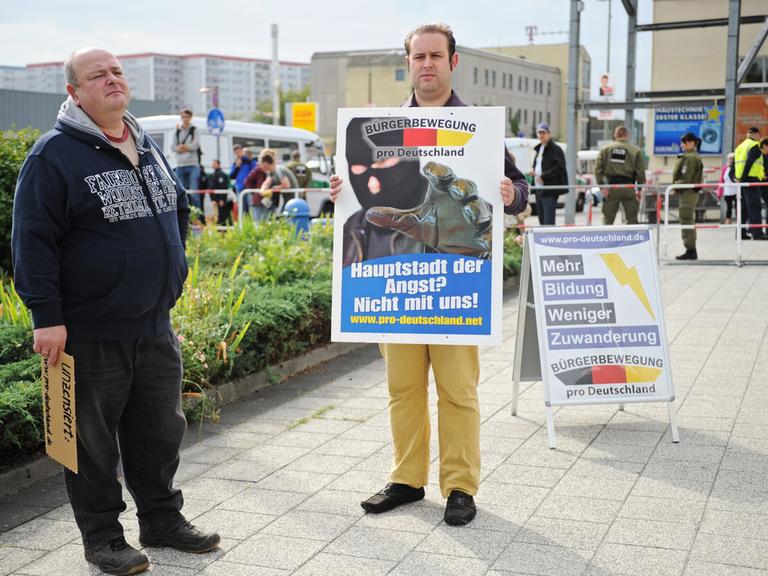 Anhänger der Bürgerbewegung pro Deutschland protestieren gegen das neue Flüchtlingsheim in Berlin-Hellersdorf.
