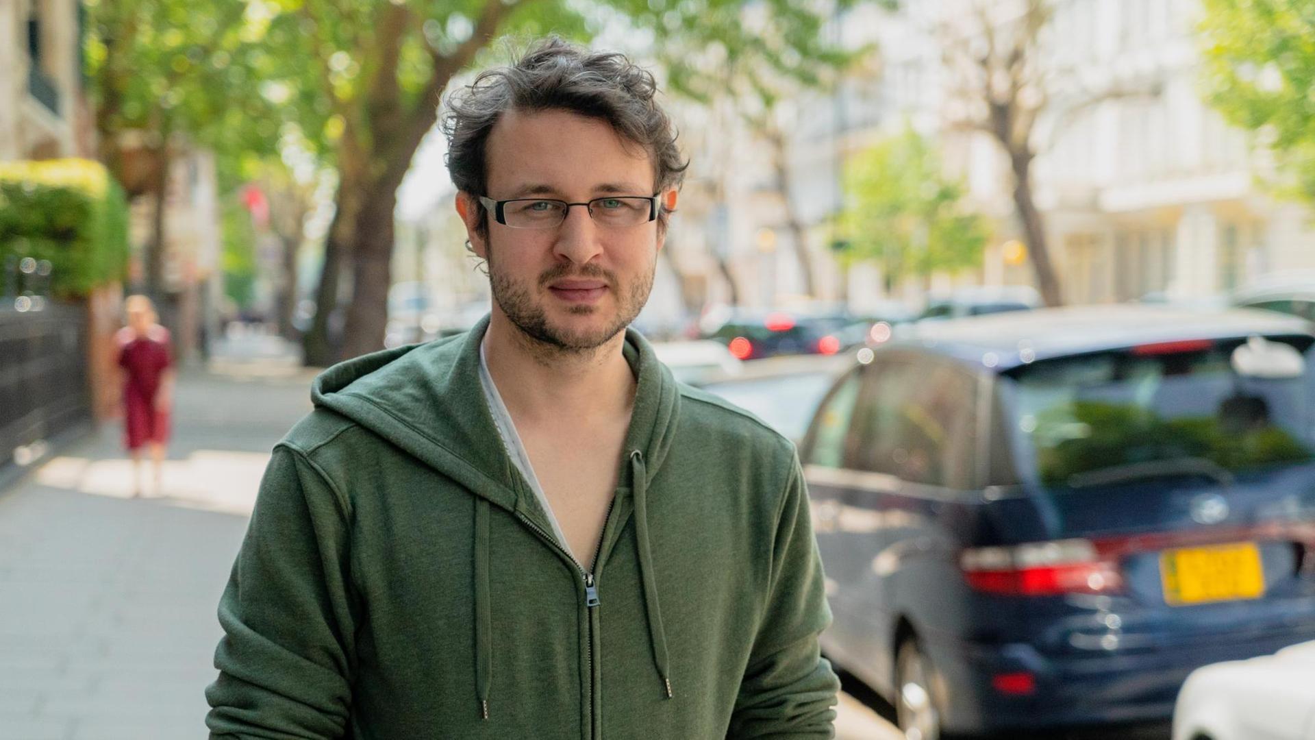 Matthew Crosby, einer der Initiatoren der Animal-AI-Olympics, steht an einer Straße in London