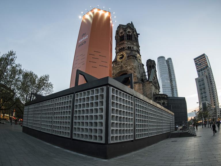 Der Turm der Gedächtniskirche ragt am Anfang Mai 2017 in Berlin über die Kapelle in den Himmel. Nach der denkmalgerechten Instandsetzung wird der Flachbau nun wieder eröffnet.