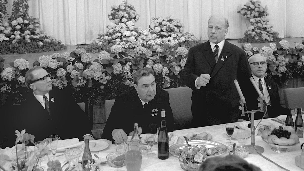 Beim gemeinsamen Essen anläßlich des VII. Parteitages der SED im April 1967: Erich Honecker, der sowjetische KPdSU-Generalsekretär Leonid Breschnew und SED-Chef Walter Ulbricht (v.l).