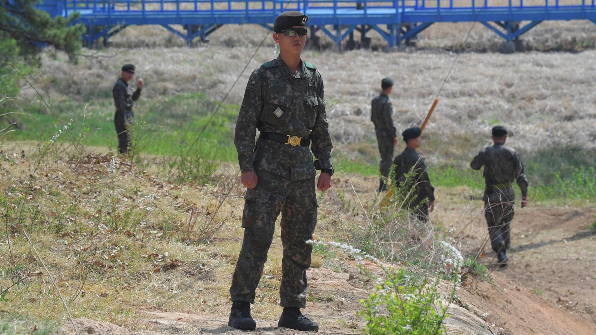 Südkoreanische Soldaten stehen Wache in der demilitarisierten Zone, die Nord- und Südkorea trennt