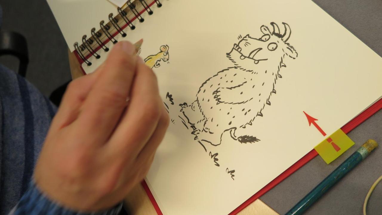 Nahaufnahme der Zeichnung von Axel Scheffler, als er im Dlf-Studio einen "Grüffelo" in das Gästebuch der Dlf-Sendung "Klassik-Pop-et cetera“ malt