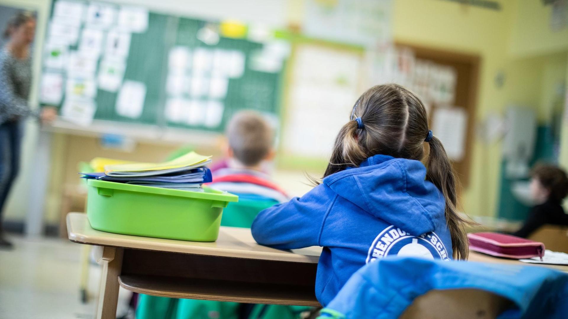 Die Grundschulen in Nordrhein-Westfalen sind am 15. Juni in den Regelbetrieb zurückgekehrt. Im Bild: Schülerinnen und Schüler der Klasse1c der Eichendorff-Grundschule sitzen im Klassenraum mit dem Blick zur Tafel.