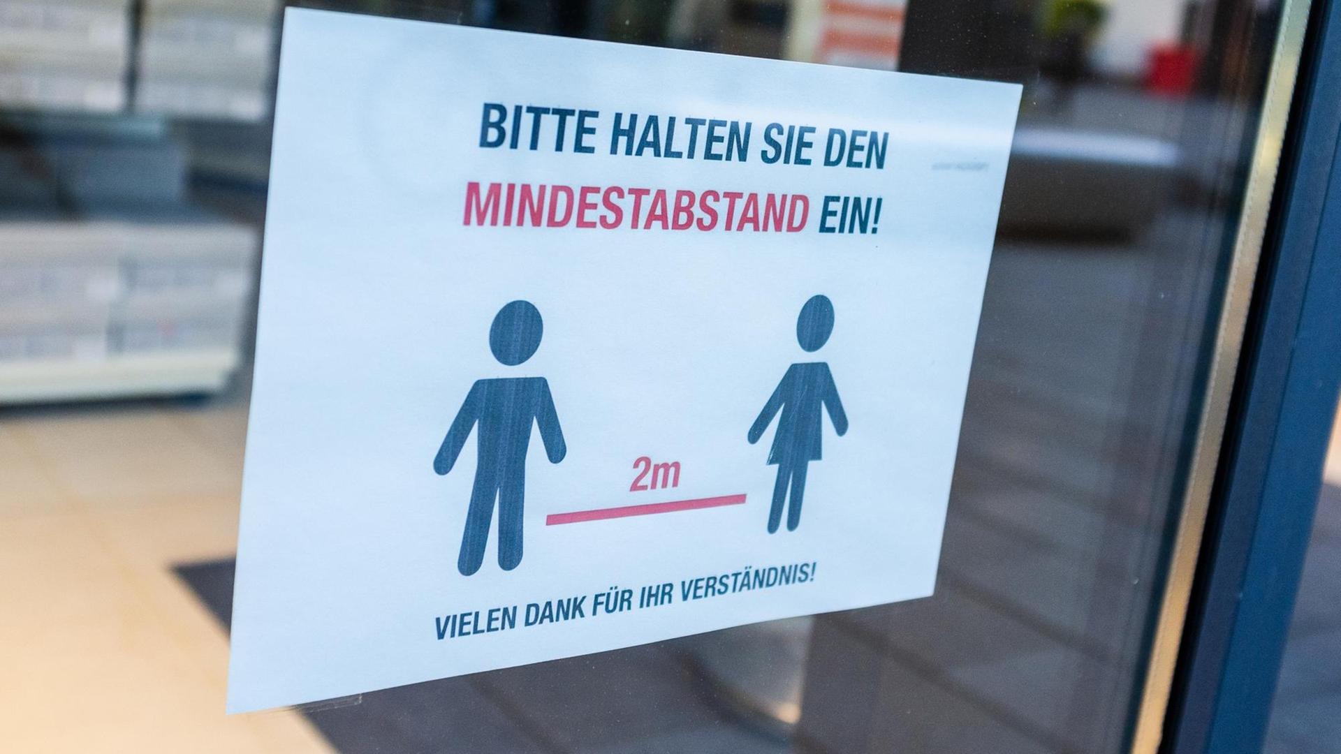 Hinweisschild an einem Laden in der Leipziger Innenstadt, dass man einen Mindestabstand von 2 Metern einhalten soll.