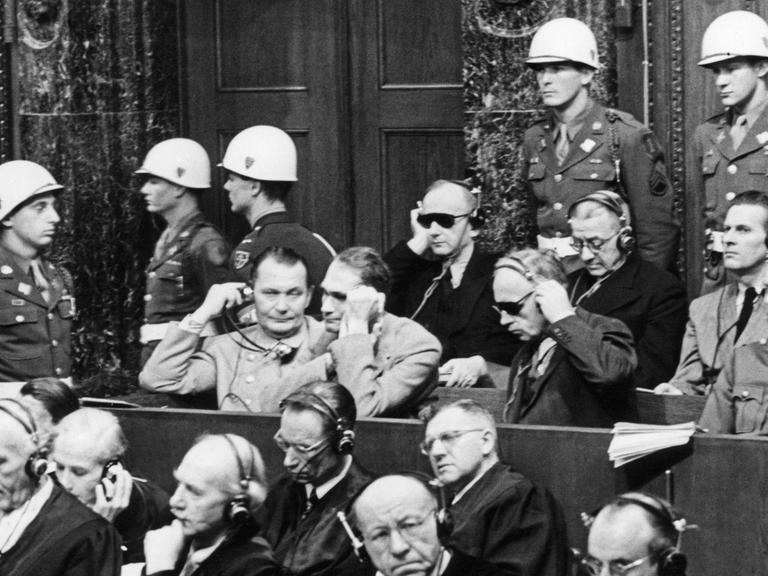 Nürnberger Prozesse, 1. Reihe v.l. Hermann Göring, Rudolf Heß, Joachim von Ribbentrop, Wilhelm Keitel dahinter 2. Reihe: Erich Raeder, Baldur von Schirach, Fritz Sauckel.
