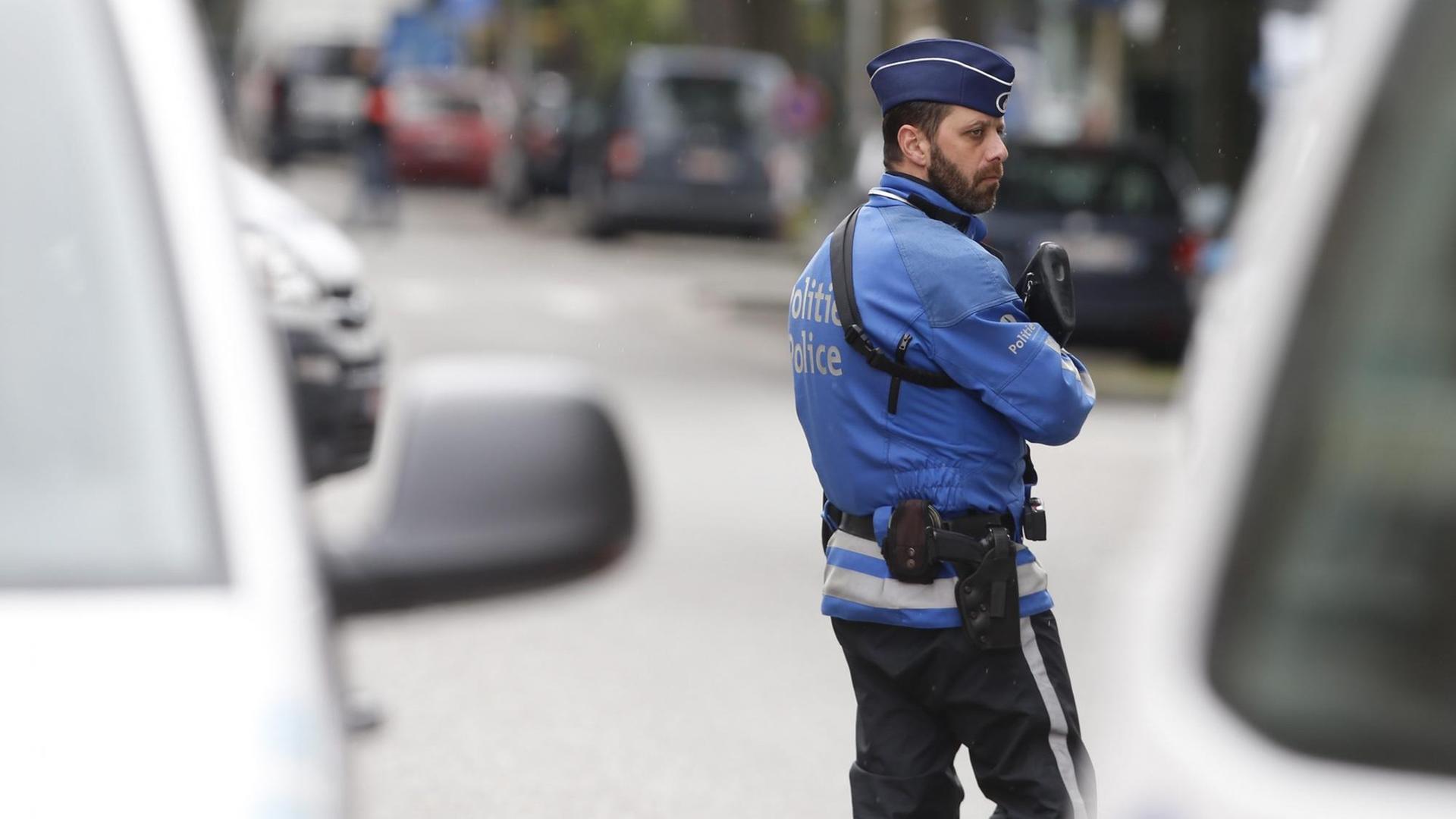 Ein Polizist überwacht die Rekonstruktion des Anschlags auf die Metrostation Maelbeek in Brüssel.