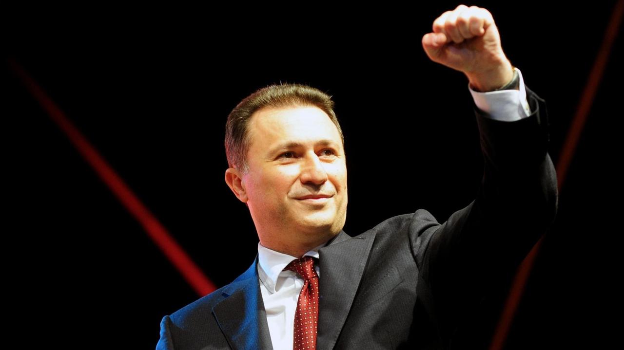 Der umstrittene mazedonische Ministerpräsident Nikola Gruevski bei einer Wahlkampf-Veranstaltung vor schwarzem Hintergrund. Er reckt die Faust in die Höhe.