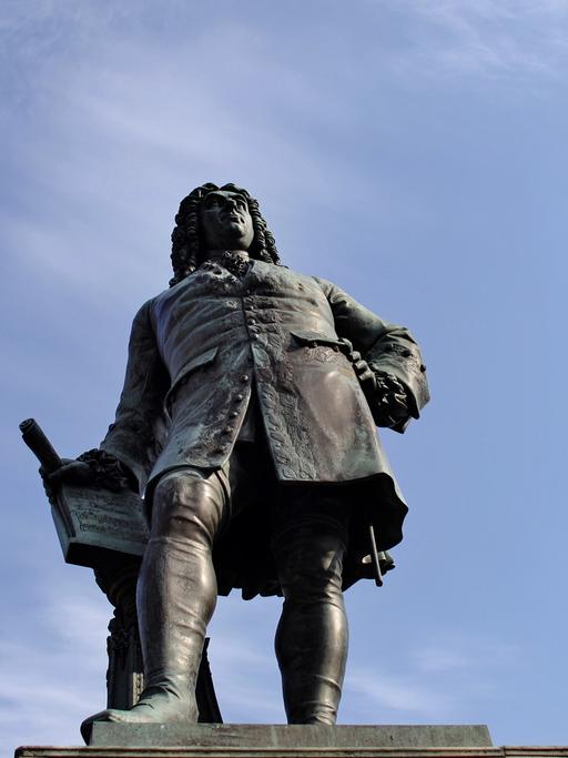 Das Denkmal von Georg Friedrich Händel (1685-1759) in Halle (Saale), aufgenommen vor blauem Himmel am 01.03.2011. Der Komponist Georg Friedrich Händel wurde in der Saalestadt geboren.