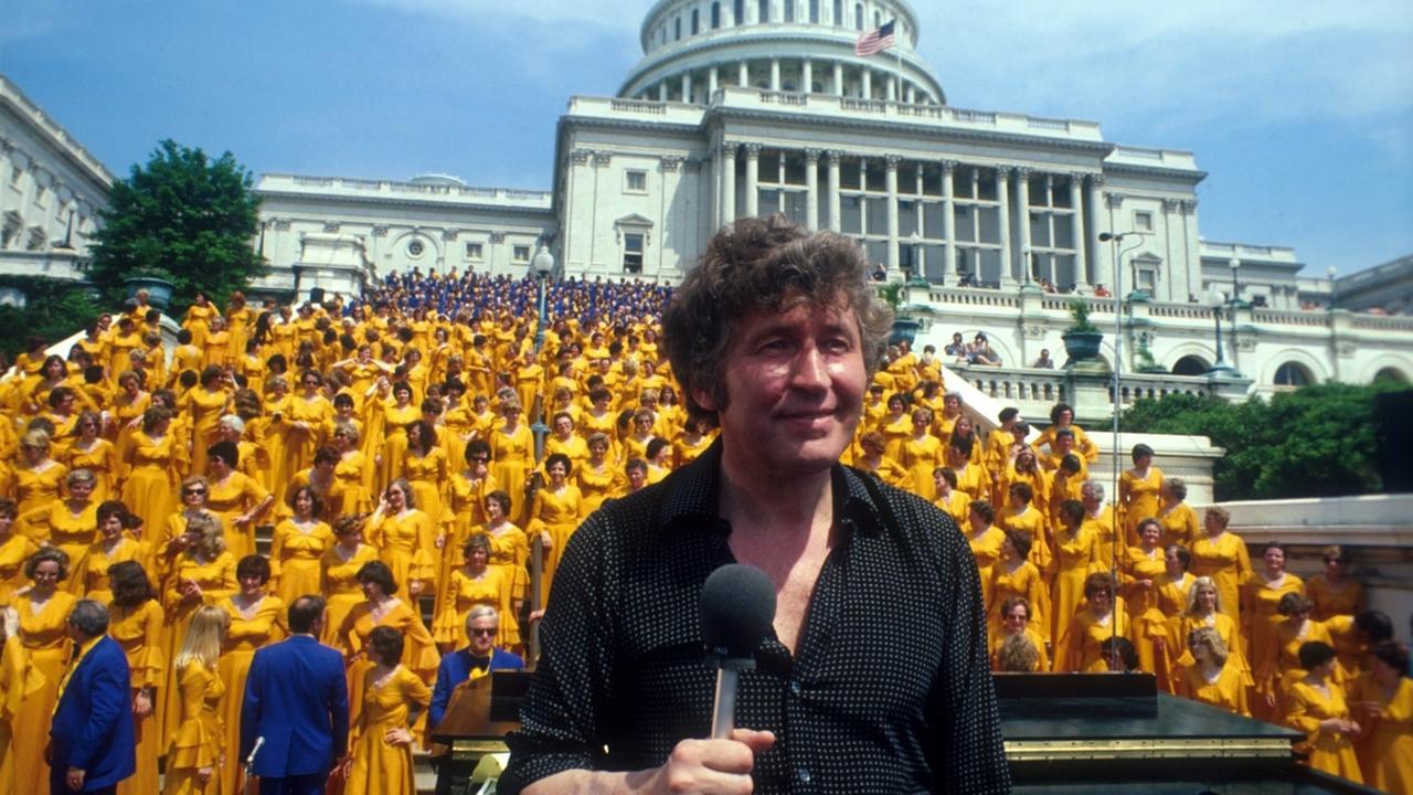 Der populäre Chorleiter Gotthilf Fischer 1978 vor dem Capitol in Washington.