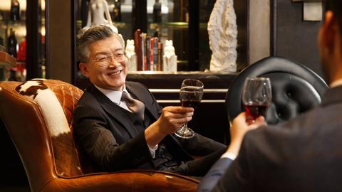 Symbolbild: Ein Geschäftsmann trinkt ein Glas Wein,