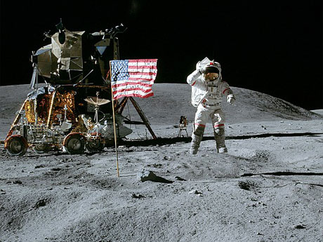 John Young während der Mission Apollo 16 auf dem Mond