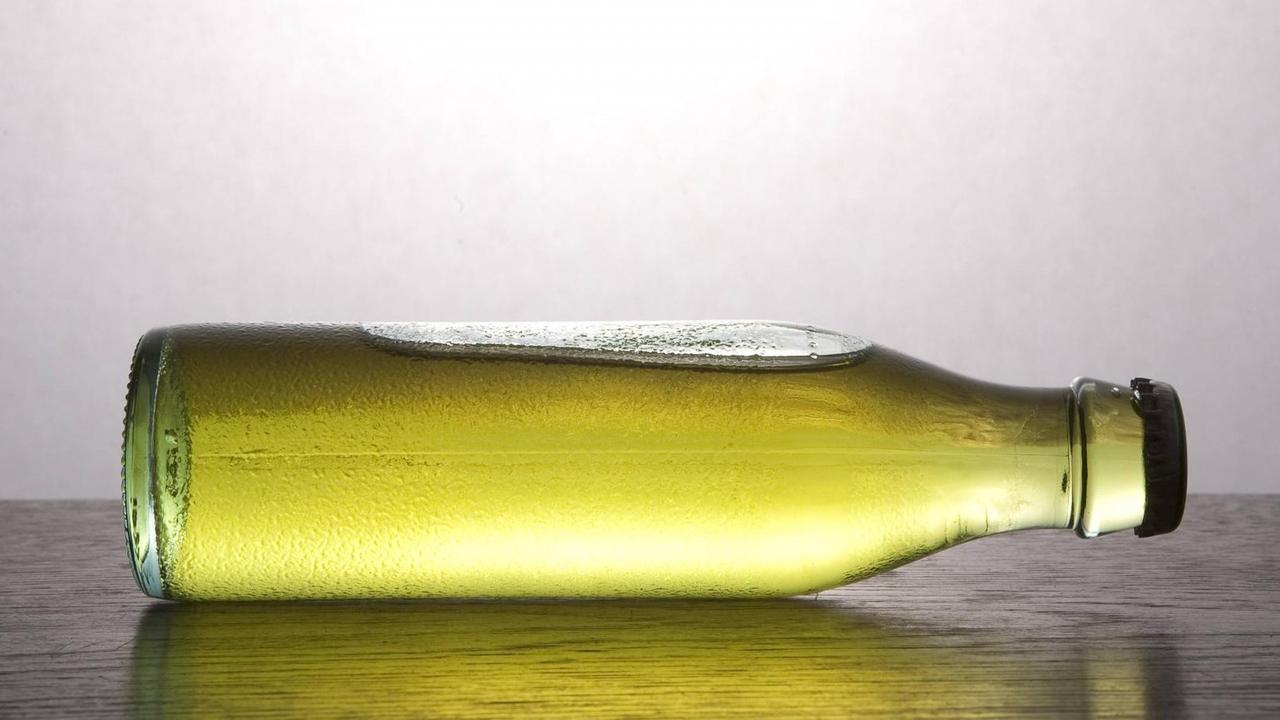 Eine Flasche mit grünem Inhalt liegt auf der Seite