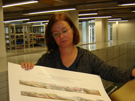 echthild Schüler zeigt eine Karte mit Gebirgsformen der Bayrischen Alpen.