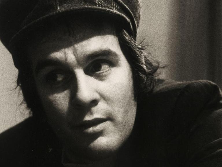 Tim Hardin 1974, Schwarzweißfotografie: Er trägt eine Schlagmütze.