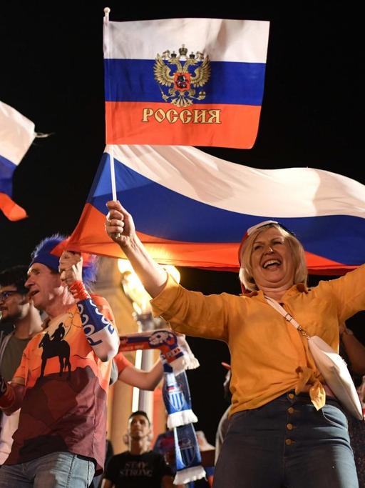 Russische Fußballfans jubeln nach dem Sieg ihrer Mannschaft über Ägypten bei der Fußballweltmeisterschaft 2018