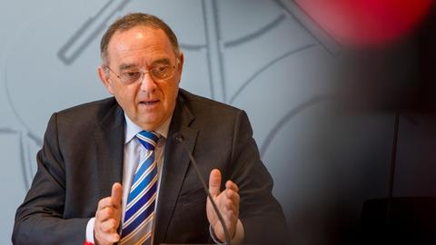 Der nordrhein-westfälische Finanzminister Norbert Walter-Borjans (SPD) auf einer Pressekonferenz.