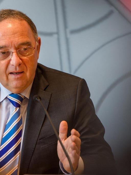Der nordrhein-westfälische Finanzminister Norbert Walter-Borjans (SPD) auf einer Pressekonferenz.