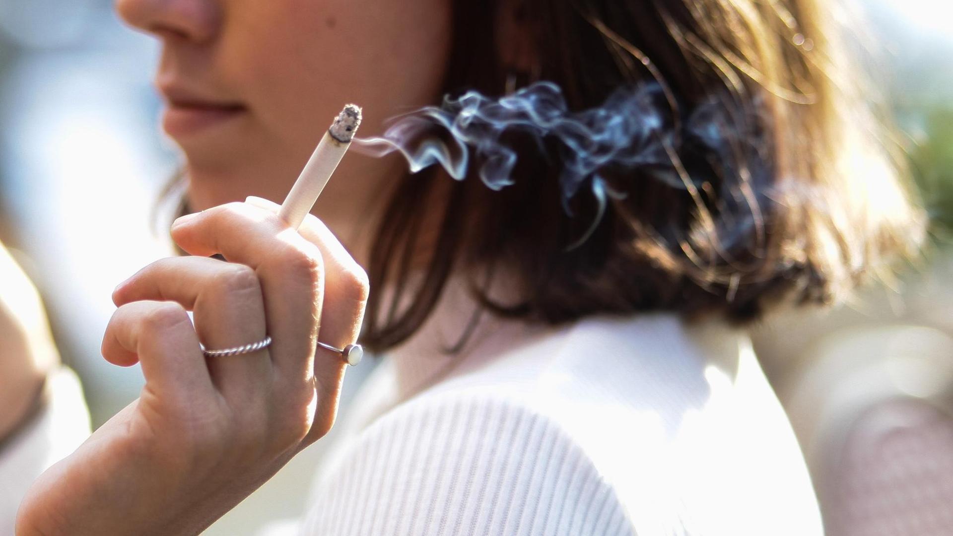 Großbritannien - Premier Sunak will Zigaretten für Jüngere verbieten - und Mindestalter jährlich anheben