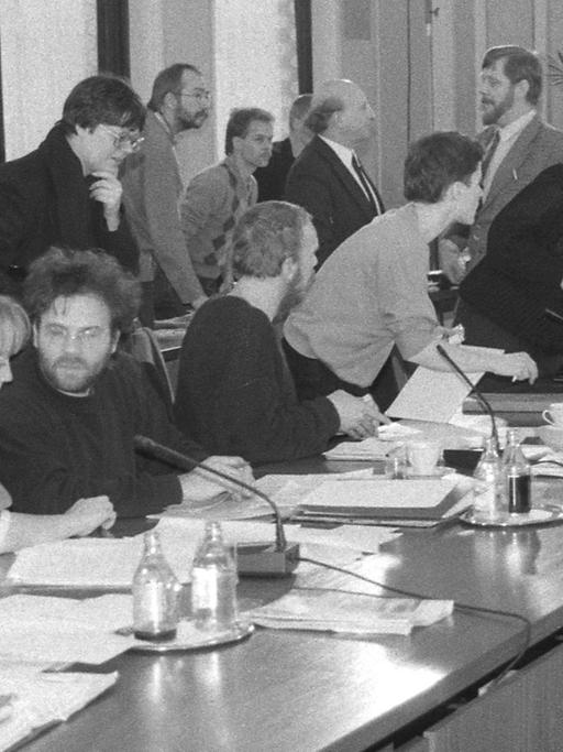 Versammlung im Januar 1990 am Zentralen Runden Tisch im Konferenzgebäude des Ministerrates der DDR am Schloss Niederschönhausen (heute Schönhausen) in Berlin-Pankow.