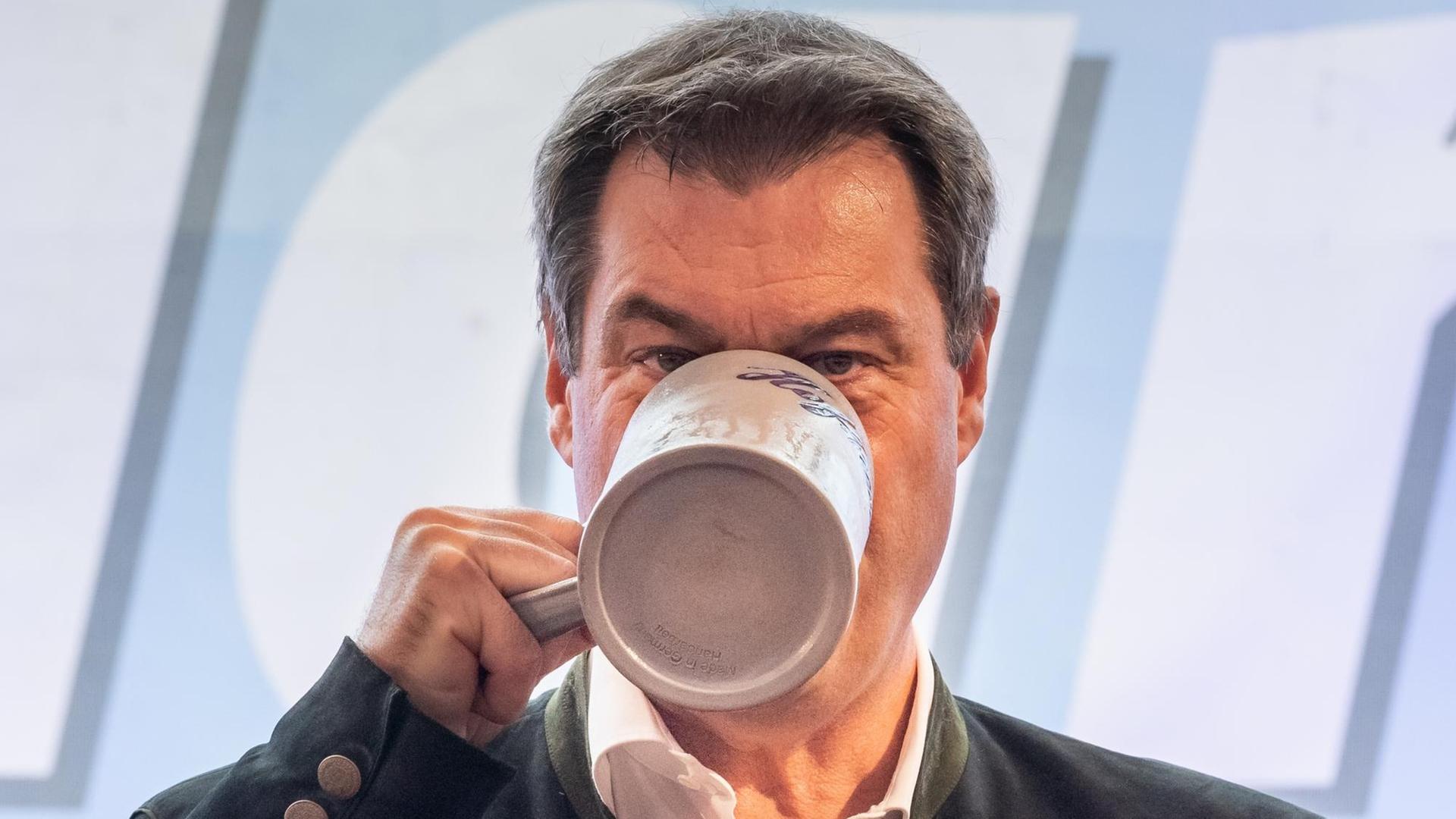 Markus Söder (CSU), Ministerpräsident von Bayern, trinkt beim Politischen Frühschoppen Gillamoos am 31.8.2019 aus einer Maß Bier. Das Gillamoos ist eines der größten und ältesten Volksfeste Niederbayerns und bietet traditionell einen politischen Schlagabtausch der Parteien.