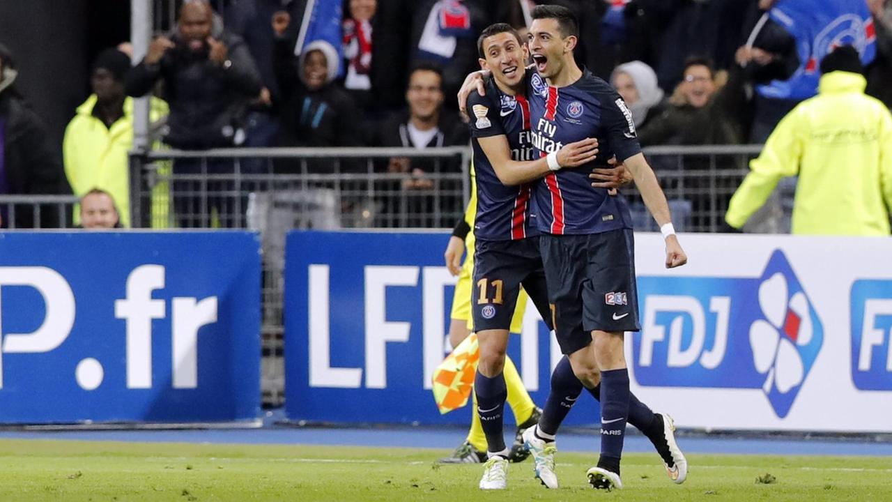 Ángel Di María und Javier Pastore jubeln gemeinsam im Trikot von Paris Saint Germain.
