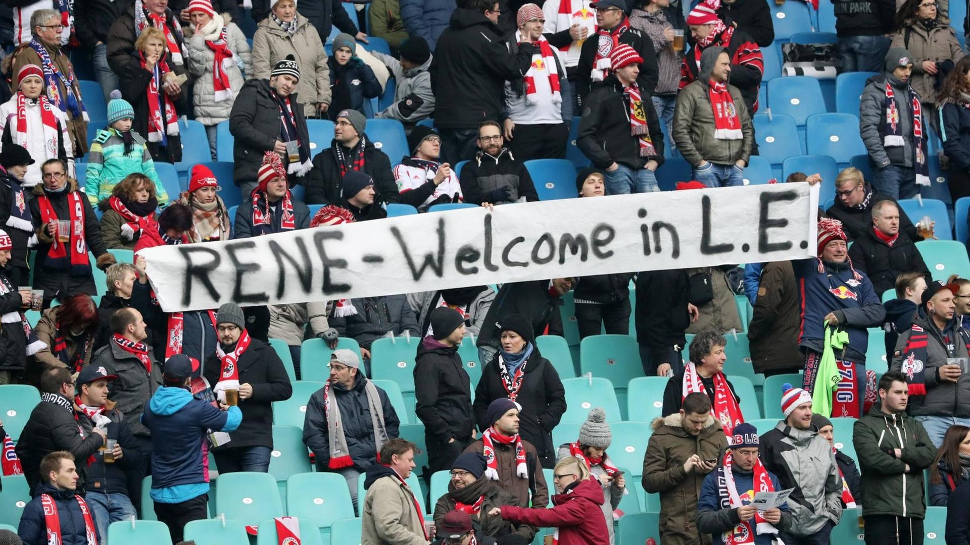 Beim Spiel RB Leipzig gegen den Hamburger SV heißen Leipziger Fans den Hamburger Torhüter Rene Adler mit einem Plakat willkommen.