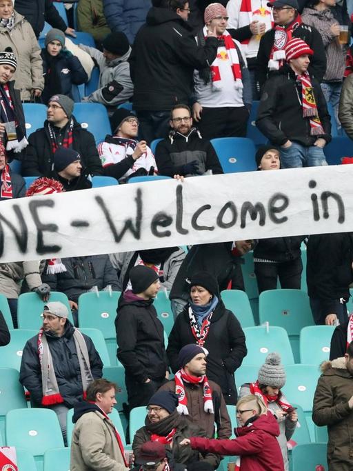 Beim Spiel RB Leipzig gegen den Hamburger SV heißen Leipziger Fans den Hamburger Torhüter Rene Adler mit einem Plakat willkommen.