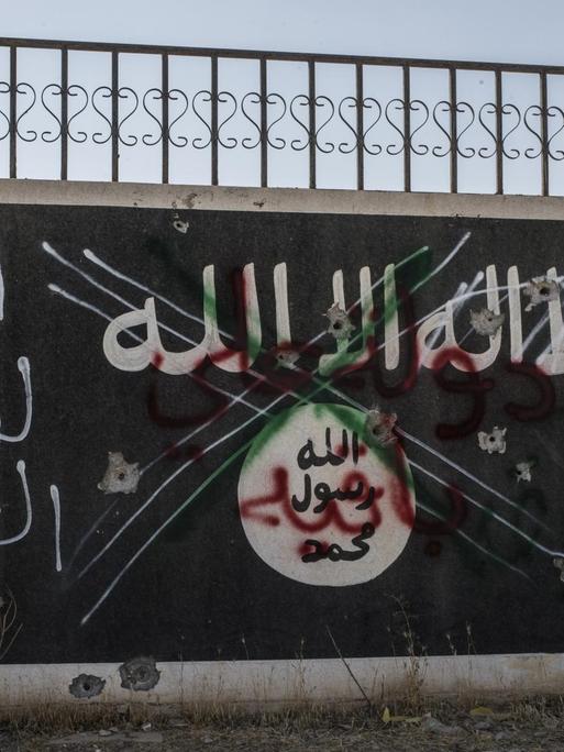 Neben das auf eine Wand aufgemalte und durchgestrichene Emblem der Terrororganisation "Islamischer Staat" hat jemand die Worte "Sieg für alle Iraker" geschrieben