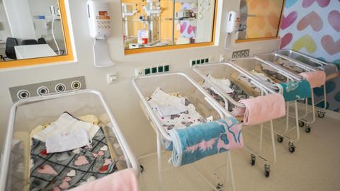 Eine Reihe von Babybettchen in einer neuen Geburtsklinik in Krakau