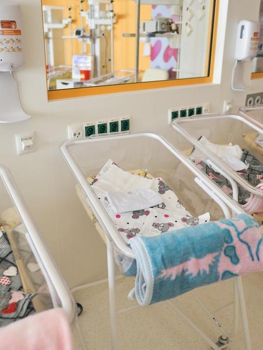 Eine Reihe von Babybettchen in einer neuen Geburtsklinik in Krakau