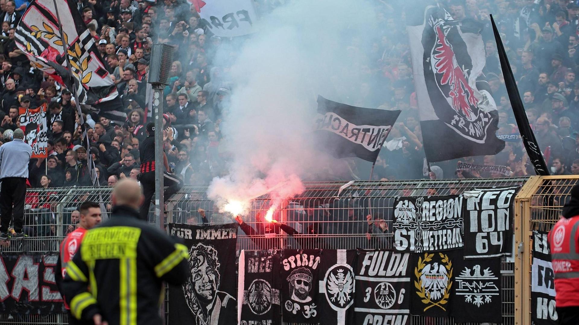 Fans von Eintracht Frankfurt brennen beim Pokalspiel gegen Erndtebrück Pyrotechnik ab.