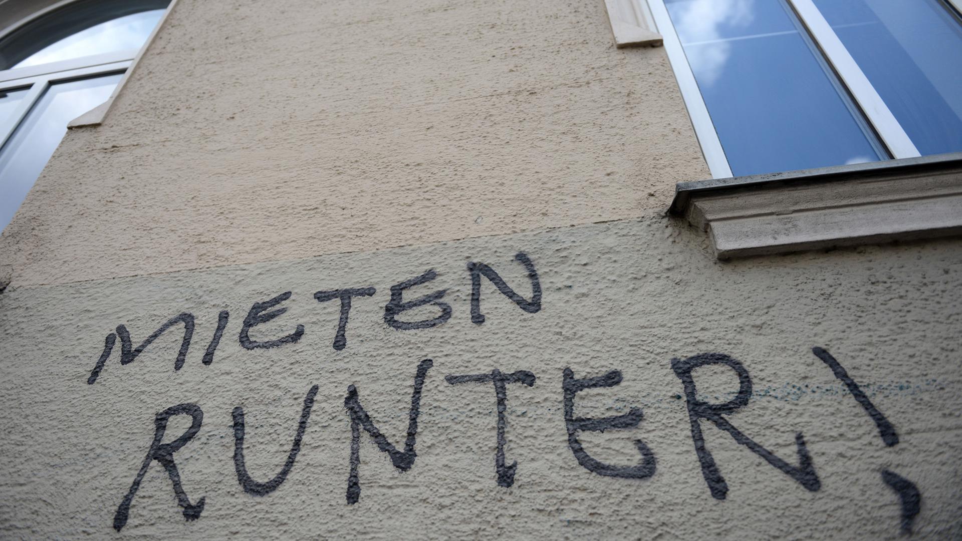 "Mieten runter!" steht an der Fassade eines Hauses in München.
