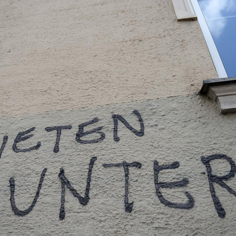 "Mieten runter!" steht an der Fassade eines Hauses in München.