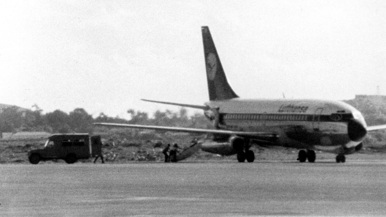 Die am 13. Oktober 1977 auf dem Flug von Mallorca nach Frankfurt/Main von vier Terroristen entführte Lufthansa Maschine "Landshut" auf dem Flughafen von Mogadischu. Fünf Besatzungsmitglieder und 82 Passagiere befinden sich in der Gewalt der Terroristen. Mit der Aktion sollen elf Angehörige der Rote Armee Fraktion (RAF) aus deutscher Haft sowie zwei in der Türkei festgehaltene Palästinenser freigepresst werden. | Verwendung weltweit