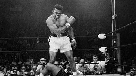 Muhammad Ali, damals noch Cassius Clay, besiegt Sonny Liston im Jahr 1965.