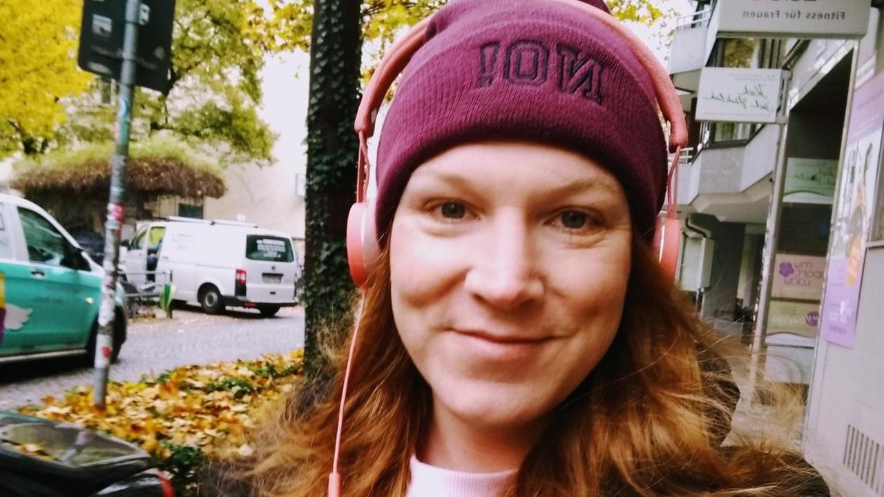 Hannah Aram lächelt in die Kamera