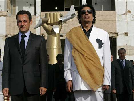 Der französische Präsident Nicolas Sarkozy bei einem Treffen mit Libyens Staatschef Moammar Gaddafi in Tripolis.