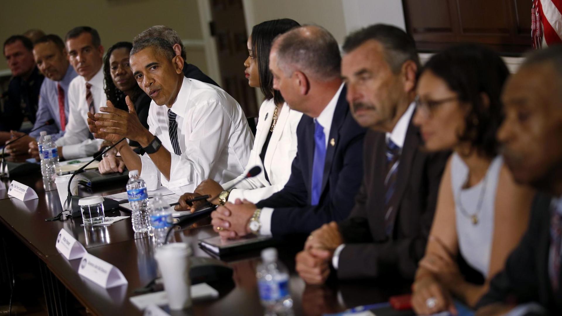 Der Präsident von dem Land USA, Barack Obama, spricht mit Bürger-Rechtlern und Polizisten