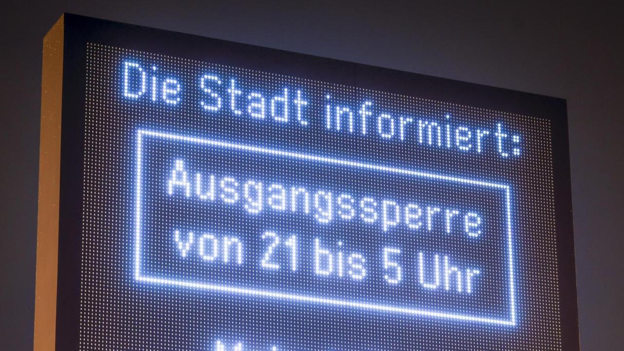 Oberhausen, Ruhrgebiet, Nordrhein-Westfalen, Deutschland - Ausgangssperre in Oberhausen von 21 bis 5 Uhr, die Stadt Oberhausen informiert über ein Display die Bevölkerung in Zeiten der Coronapandemie beim zweiten Lockdown am Tag vor Heiligabend.