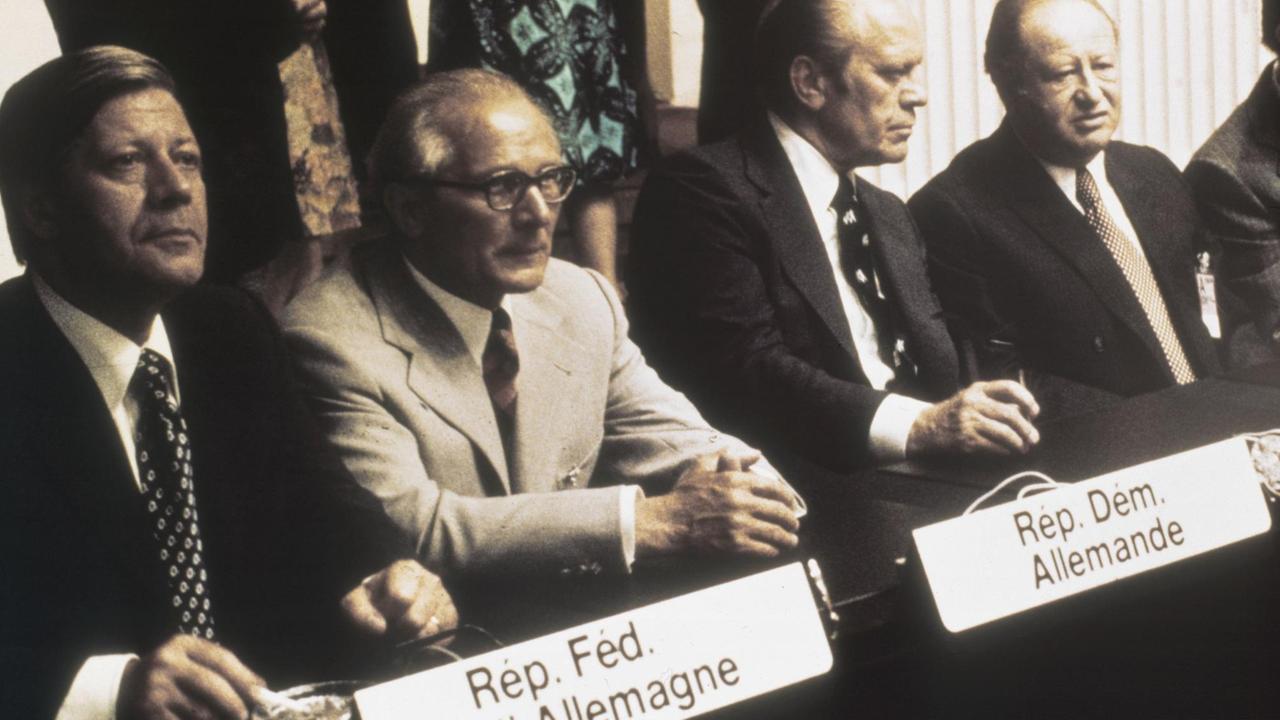Bundeskanzler Helmut Schmidt (von links), DDR-Staatsoberhaupt Erich Honecker, US-Präsident Gerald Ford (USA) und Österreichs Kanzler Bruno Kreisky auf der Konferenz für Sicherheit und Zusammenarbeit in Europa 1975 in Helsinki