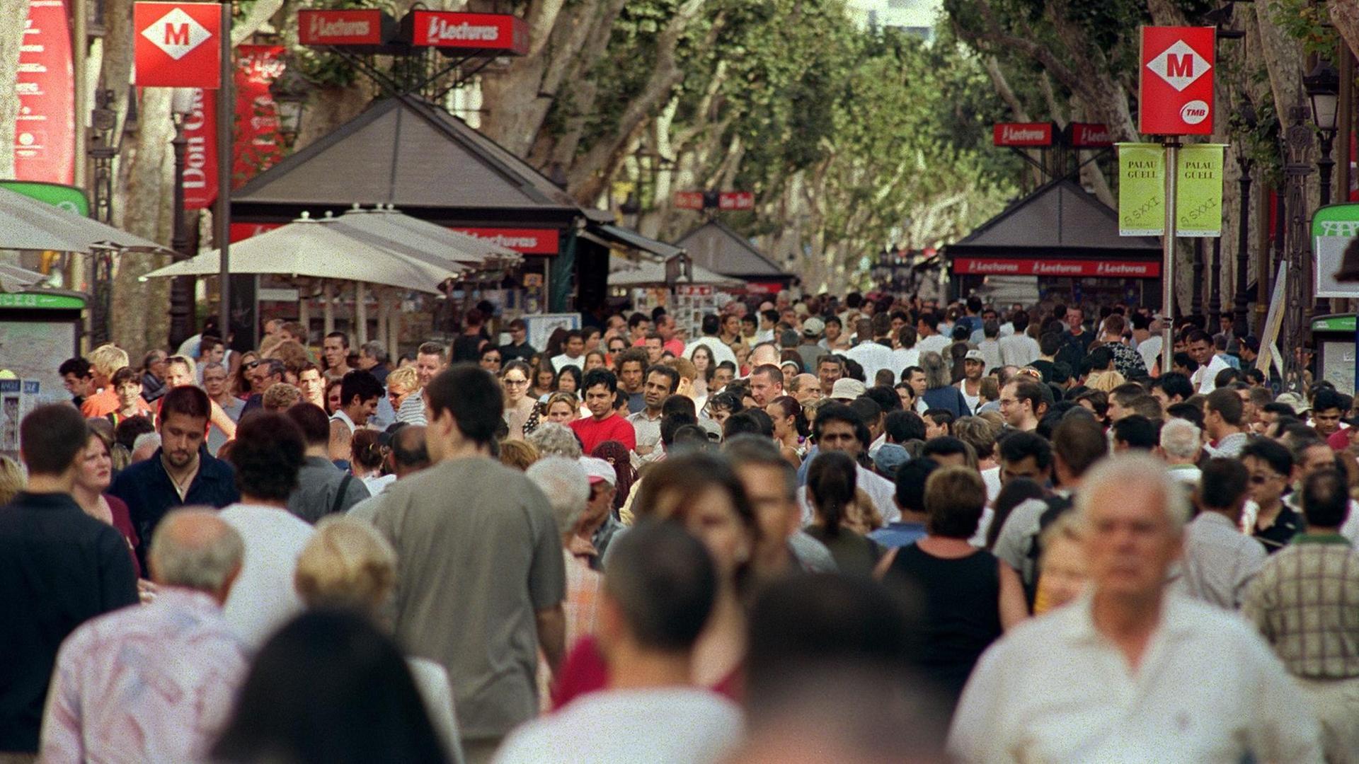 Viele Passanten: Auf den rund 1,5 Kilometer zwischen der Placa de·Catalunya im Norden und dem Placa Portal de la Pau im Süden, den "Les Rambles" oder "La Rambla" genannten Straßenabschnitten, finden sich Straßencafes, Bücher- und Zeitschriftenstände, ein Blumen-und Vogelmarkt, zahlreiche fliegende Händler und dutzende Kleinkünstler - aber auch Taschendiebe sind im dichten Gedränge aktiv.