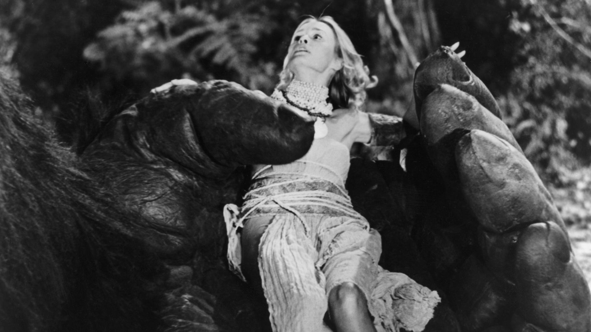 Das Archivbild von 1976 zeigt die US-Schauspielerin Jessica Lange in der Hand von King Kong, aufgenommen während der Dreharbeiten 1976.