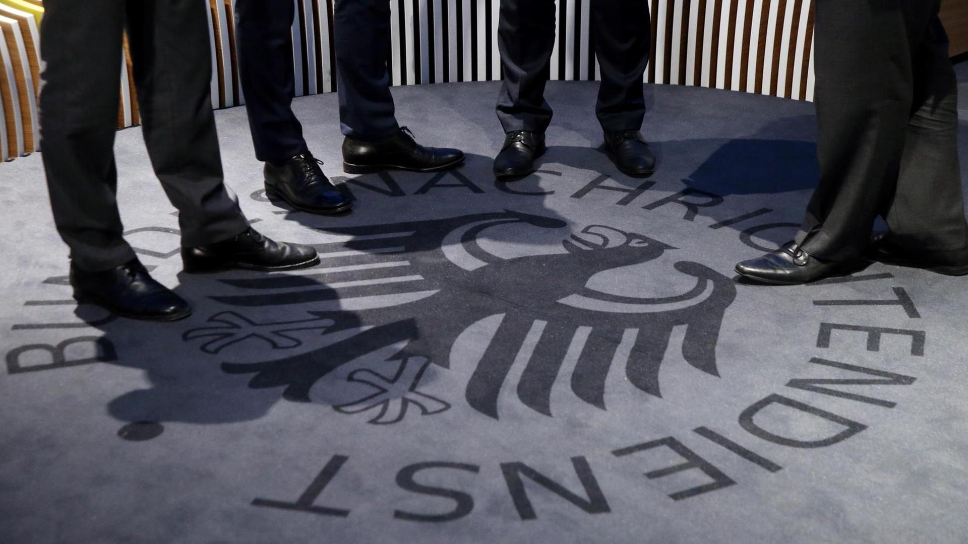 Im Besucherzentrum des BND sind Füße auf dem Logo zu sehen. Im Besucherzentrum des BND sind Füße auf dem Logo zu sehen.