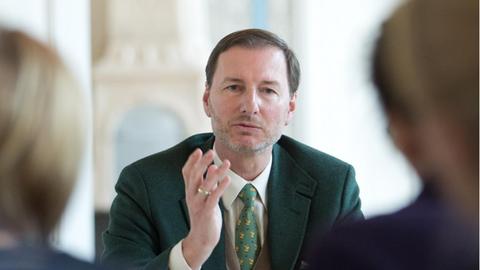 Zoo- und Tierparkdirektor Andreas Knieriem spricht auf einer Pressekonferenz am 01.04.2015 im Tierpark in Berlin zu den Journalisten.