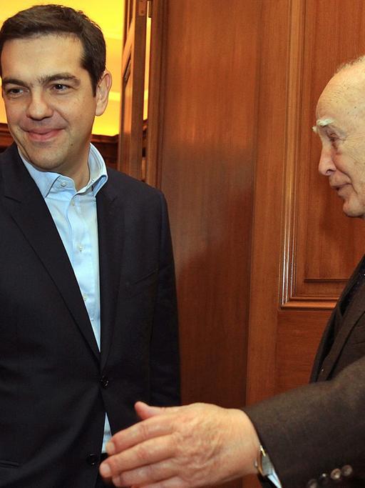 Der griechische Präsident Karolos Papoulias (re.) begrüßt Syriza-Chef Alexis Tsipras im Präsidentenpalast in Athen, 26. Januar 2015