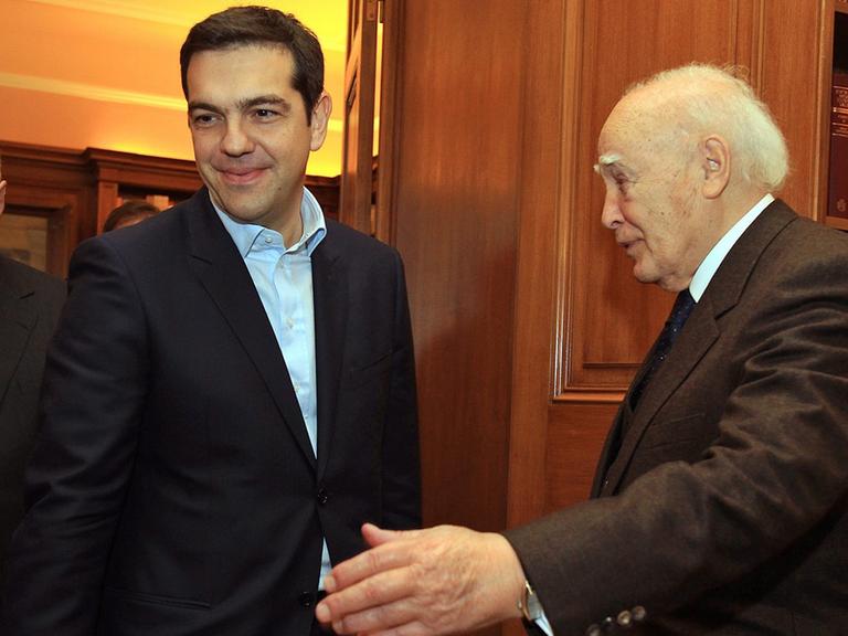 Der griechische Präsident Karolos Papoulias (re.) begrüßt Syriza-Chef Alexis Tsipras im Präsidentenpalast in Athen, 26. Januar 2015