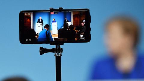 Der CSU-Vorsitzenden Horst Seehofer (l), der SPD-Parteivorsitzende Martin Schulz (r) und Bundeskanzlerin Angela Merkel (CDU) nehmen am 12.01.2018 im Willy-Brandt-Haus in Berlin an einer Pressekonferenz teil. Die Spitzen von CDU, CSU und SPD streben eine Neuauflage der großen Koalition an.