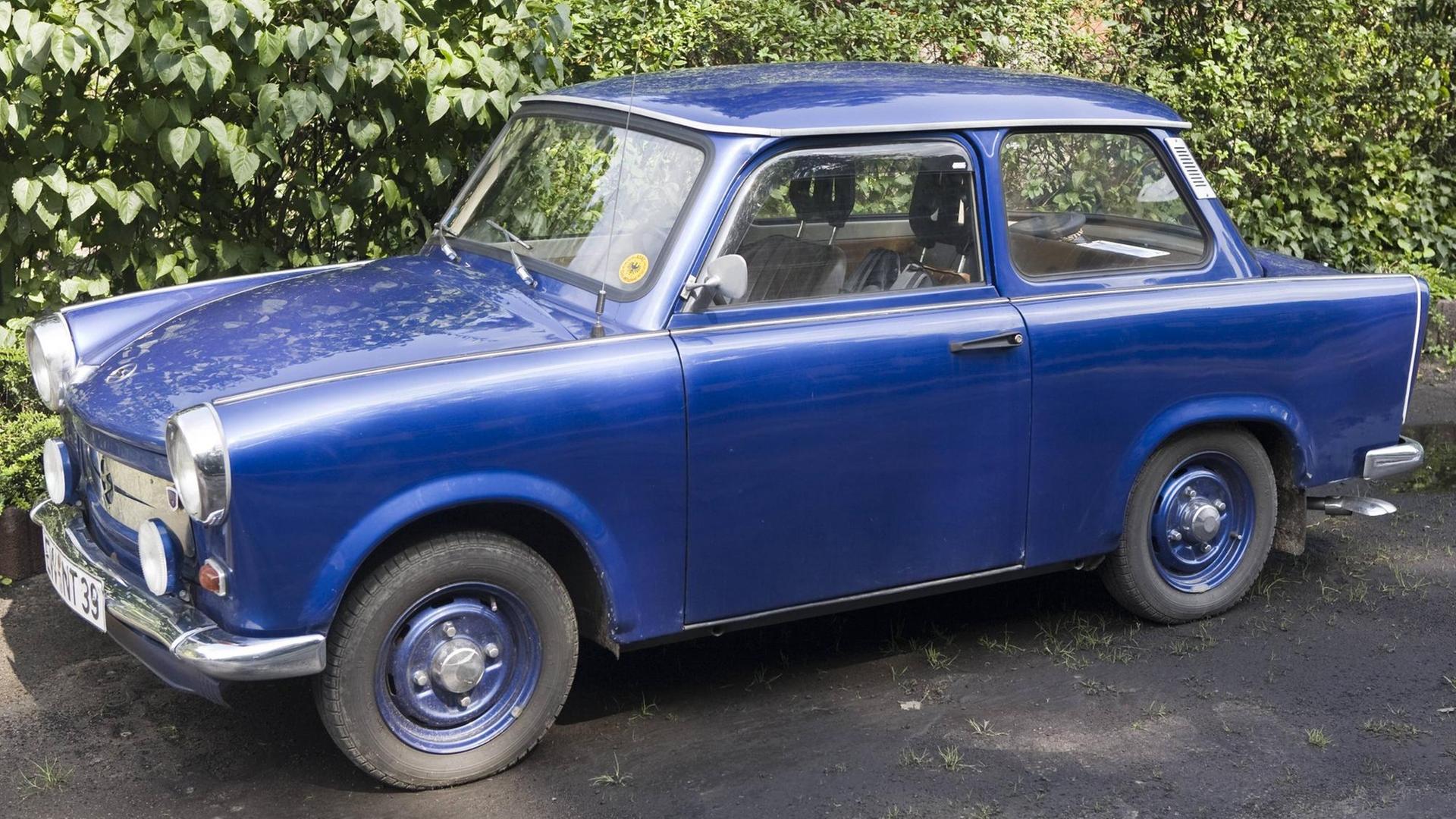 Ein blauer Trabant ist zu sehen.