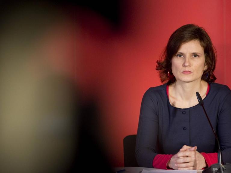 Die Linken-Vorsitzende Katja Kipping bei einer Pressekonferenz in Berlin am 30.11.2015.
