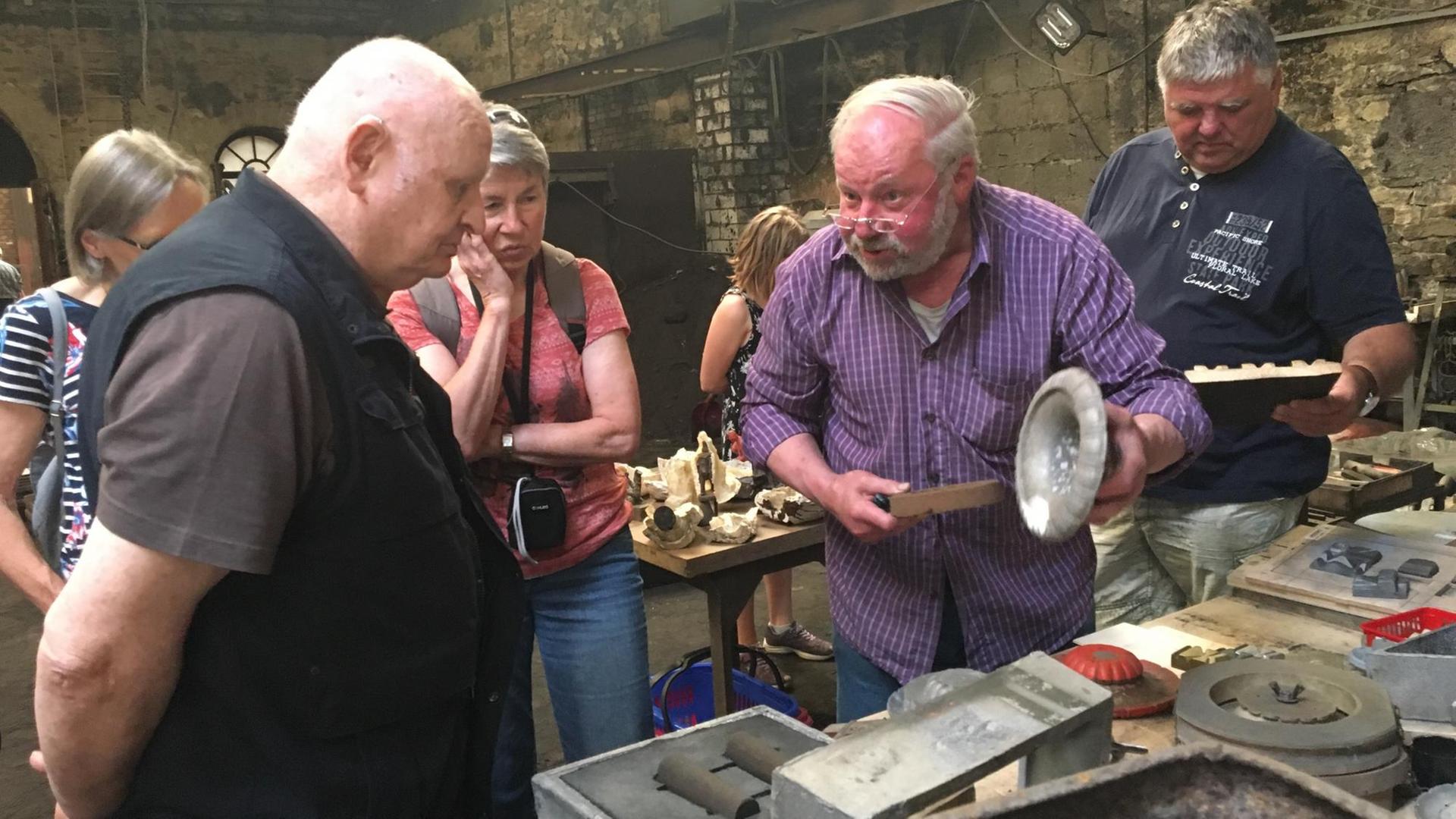 Hans Peter Kissling zeigt Besuchern in seinem lebendigen Museum Simmerhammer das Handwerk des Eisengießers.